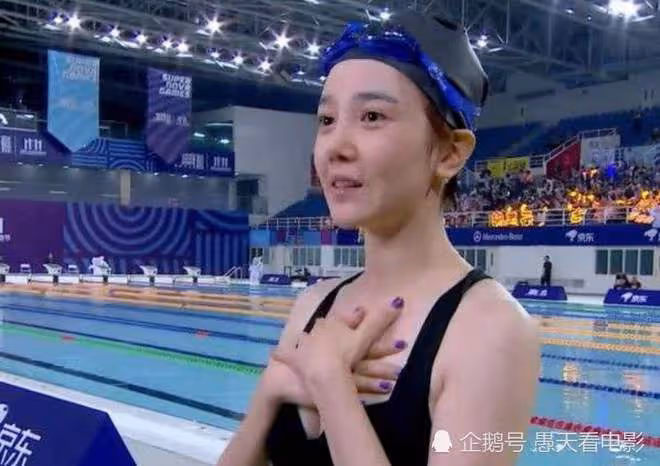 因身材太好被迫退役,被導演相中後,在娛樂圈火得一塌糊塗