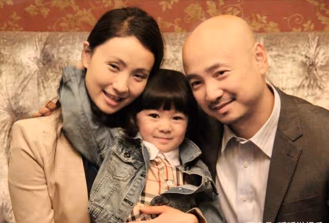 她是運動員出身,曾9次拒絕富豪的求婚,後嫁光頭老公倍受寵愛!
