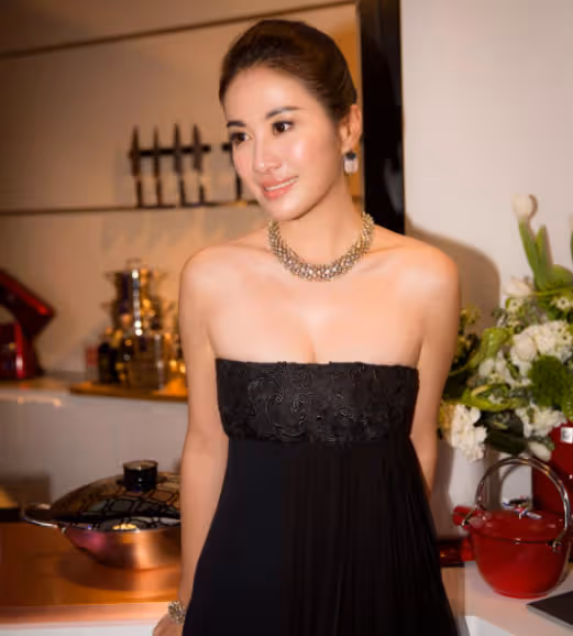 葉璇真不愧是選美冠軍,飽滿身材穿黑色抹胸裙,44歲美出新高度