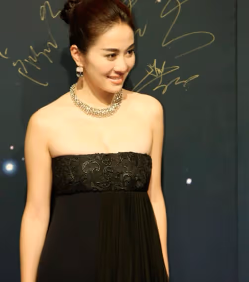 葉璇真不愧是選美冠軍,飽滿身材穿黑色抹胸裙,44歲美出新高度