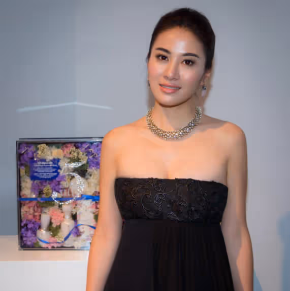 葉璇真不愧是選美冠軍,飽滿身材穿黑色抹胸裙,44歲美出新高度