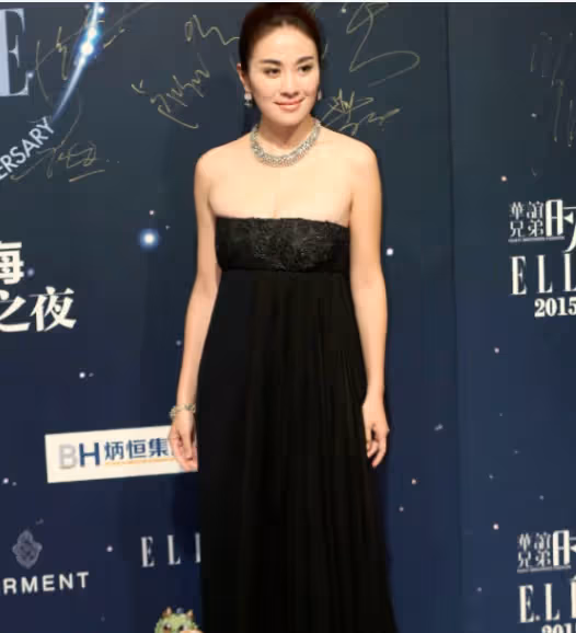 葉璇真不愧是選美冠軍,飽滿身材穿黑色抹胸裙,44歲美出新高度
