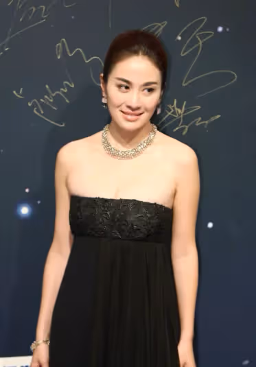葉璇真不愧是選美冠軍,飽滿身材穿黑色抹胸裙,44歲美出新高度