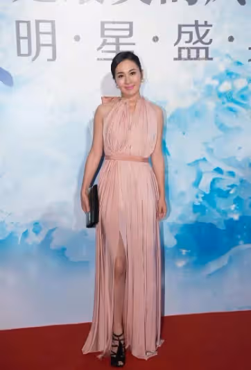 葉璇真不愧是選美冠軍,飽滿身材穿黑色抹胸裙,44歲美出新高度