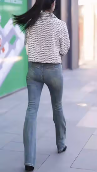 【時尚穿搭】優雅女神必備!灰色牛仔褲與黑色高跟鞋的完美搭配