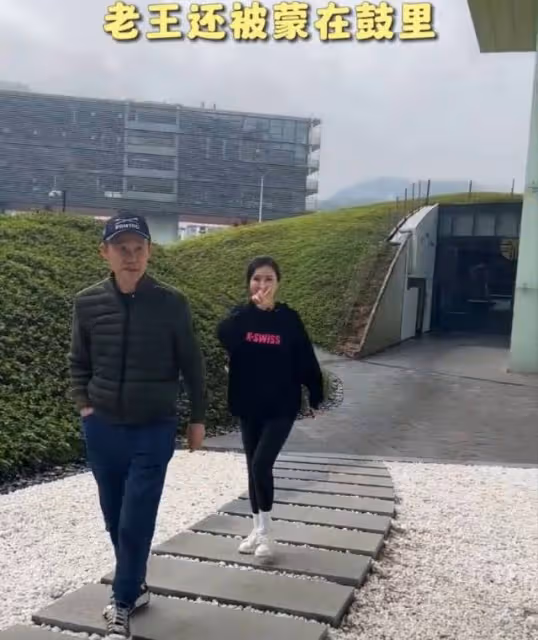 王石夫婦慶結婚紀念日,田朴珺送40萬國產豪車,燭光晚餐吃紅燒肉