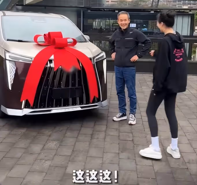 王石夫婦慶結婚紀念日,田朴珺送40萬國產豪車,燭光晚餐吃紅燒肉