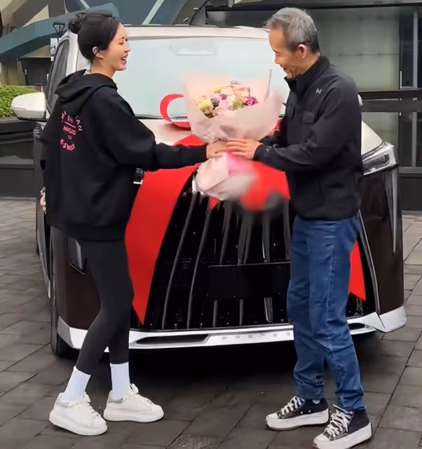 王石夫婦慶結婚紀念日，田朴珺送40萬國產豪車，燭光晚餐吃紅燒肉