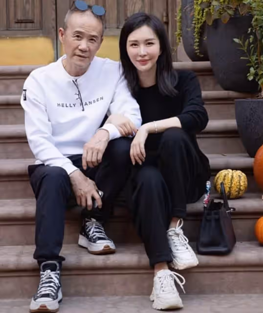王石夫婦慶結婚紀念日，田朴珺送40萬國產豪車，燭光晚餐吃紅燒肉