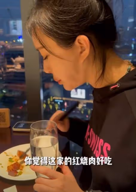 王石夫婦慶結婚紀念日，田朴珺送40萬國產豪車，燭光晚餐吃紅燒肉