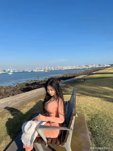 19歲38F極品尤物時尚穿搭:橙色緊身連衣裙搭配白色遮陽帽 迷人又優雅