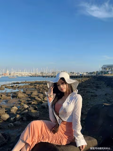 19歲38F極品尤物時尚穿搭:橙色緊身連衣裙搭配白色遮陽帽 迷人又優雅