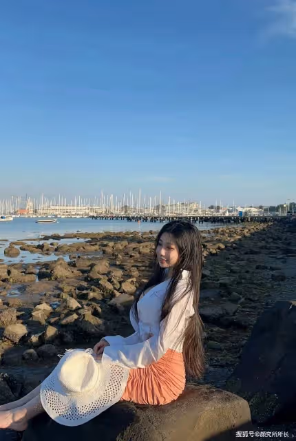19歲38F極品尤物時尚穿搭:橙色緊身連衣裙搭配白色遮陽帽 迷人又優雅