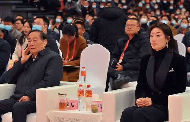 郭晶晶機場偶遇宗馥莉,順口叫了一聲宗老闆,宗馥莉的回答超搞笑