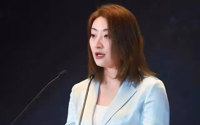 郭晶晶機場偶遇宗馥莉,順口叫了一聲宗老闆,宗馥莉的回答超搞笑