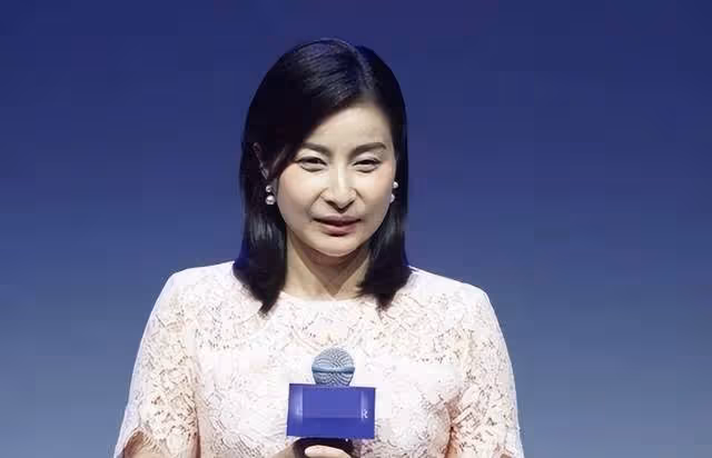 郭晶晶機場偶遇宗馥莉,順口叫了一聲宗老闆,宗馥莉的回答超搞笑