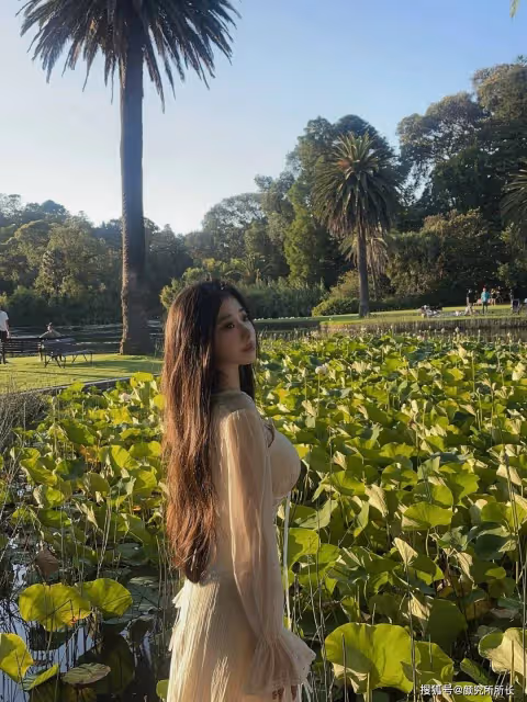 素雅如風:米色長裙下的溫婉韻味與自然之美