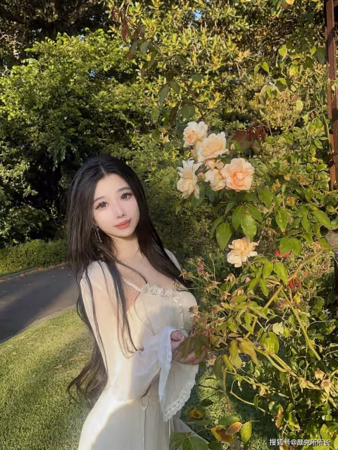 素雅如風:米色長裙下的溫婉韻味與自然之美