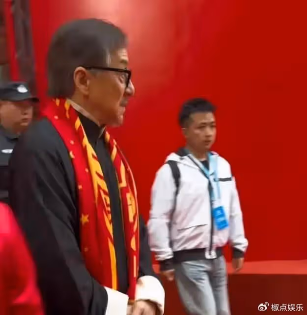 69歲成龍近況曝光，頭髮鬍子花白顯蒼老，網友感慨一個時代落幕了