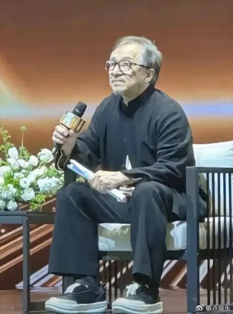 69歲成龍近況曝光，頭髮鬍子花白顯蒼老，網友感慨一個時代落幕了
