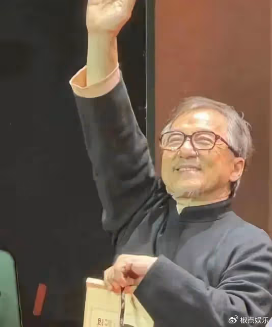 69歲成龍近況曝光，頭髮鬍子花白顯蒼老，網友感慨一個時代落幕了