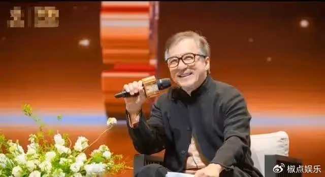 69歲成龍近況曝光，頭髮鬍子花白顯蒼老，網友感慨一個時代落幕了