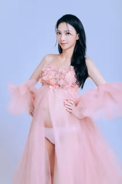 謝和弦辣妻孕肚不藏了　絕美寫真曝光！全網刷一排「好美」　