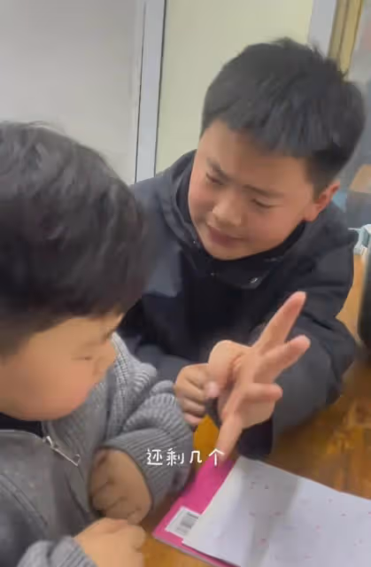 哥哥輔導弟弟數學，答案懟在弟弟臉上，最後實在受不了給了一巴掌
