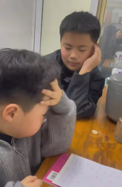 哥哥輔導弟弟數學，答案懟在弟弟臉上，最後實在受不了給了一巴掌