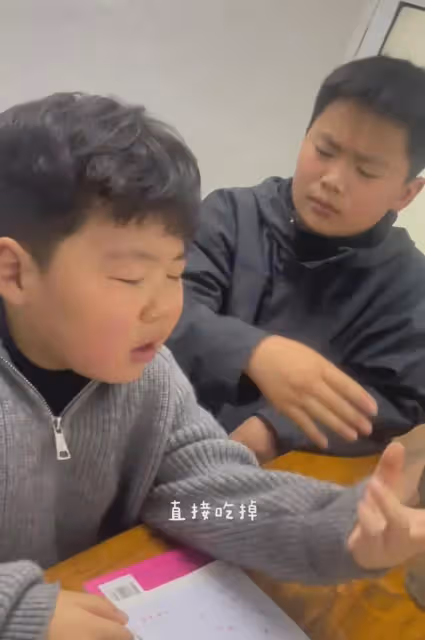 哥哥輔導弟弟數學，答案懟在弟弟臉上，最後實在受不了給了一巴掌