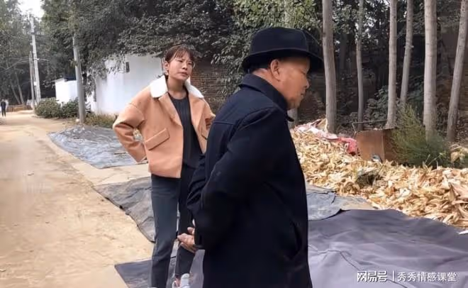 我上大學跟叔叔借錢，他甩我200說不用還，如今想要我一套拆遷房