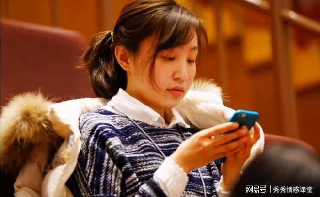 我上大學跟叔叔借錢，他甩我200說不用還，如今想要我一套拆遷房