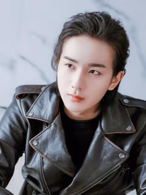 李宏毅遭爆料拍戲期間嚼檳榔,網友熱議紛紛,真相究竟如何?