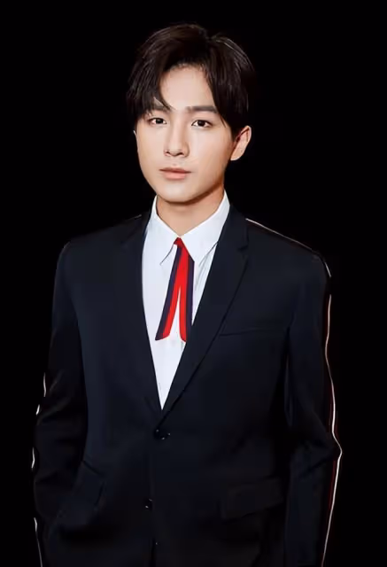 李宏毅遭爆料拍戲期間嚼檳榔,網友熱議紛紛,真相究竟如何?