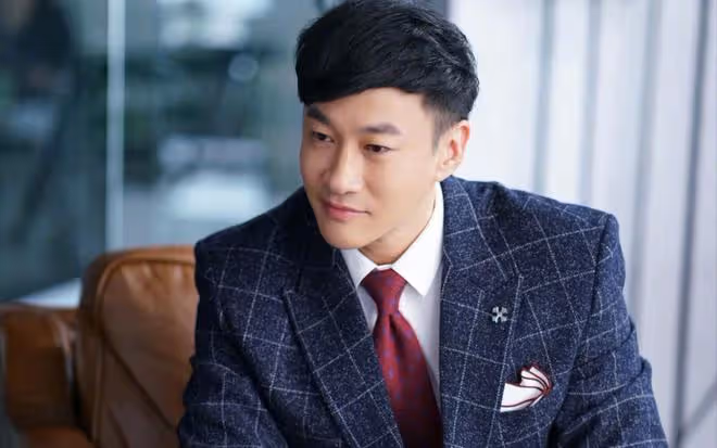何潤東《烈焰》近照曝光,48歲肌肉狀態引發熱議,完全看不出年齡