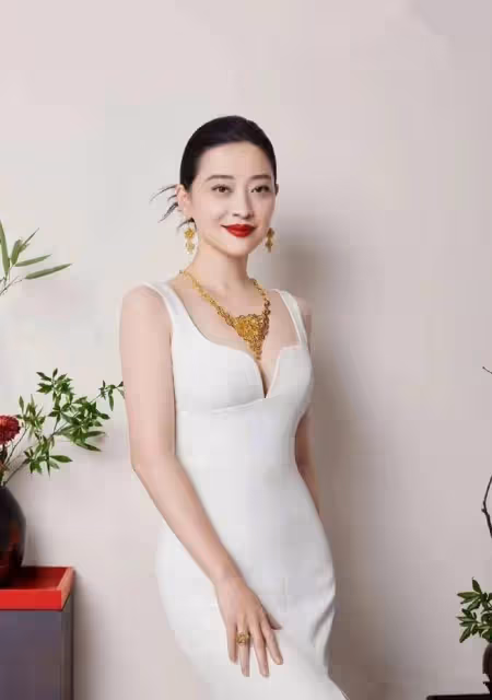 梅婷受刺激了?塗紅唇戴金項鍊還罕見秀事業線,溫婉氣質蕩然無存