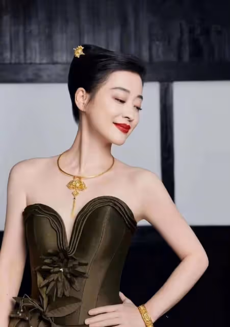 梅婷受刺激了?塗紅唇戴金項鍊還罕見秀事業線,溫婉氣質蕩然無存