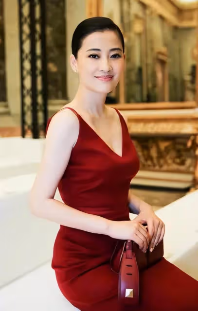 梅婷受刺激了?塗紅唇戴金項鍊還罕見秀事業線,溫婉氣質蕩然無存