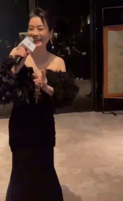 毛阿敏60歲穿緊身裙還露肩,生圖勒出副乳麒麟臂,跟精修圖差不少