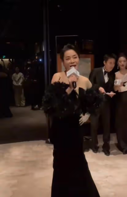毛阿敏60歲穿緊身裙還露肩,生圖勒出副乳麒麟臂,跟精修圖差不少