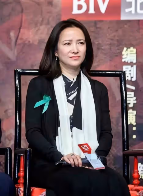 何晴陪富商吃飯,戴絲巾俗氣素顏出鏡反倒感嘆真實,老了依然漂亮
