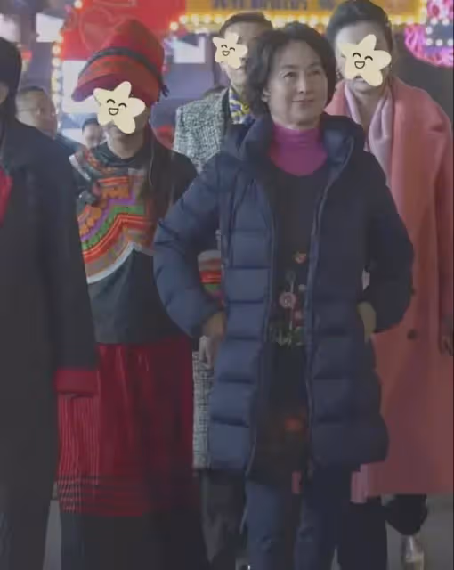 何超瓊近照：現身貴州畢節，與眾人唱奢香夫人，佩戴耳環引發熱議