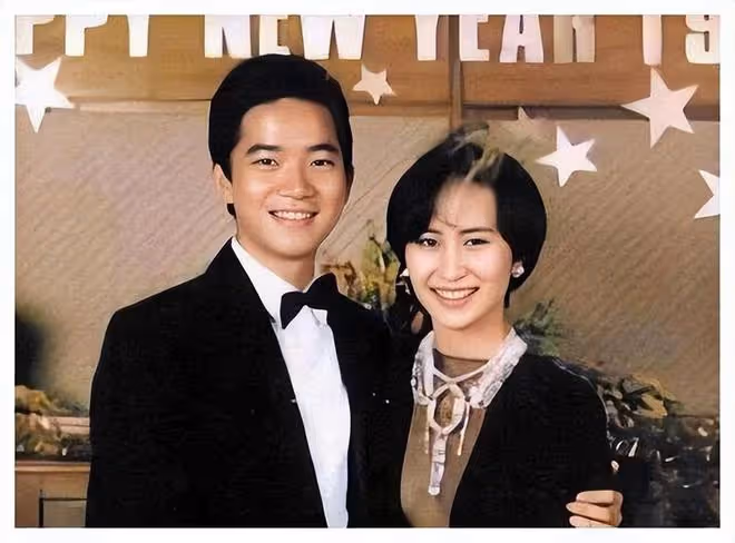 何超瓊近照：現身貴州畢節，與眾人唱奢香夫人，佩戴耳環引發熱議