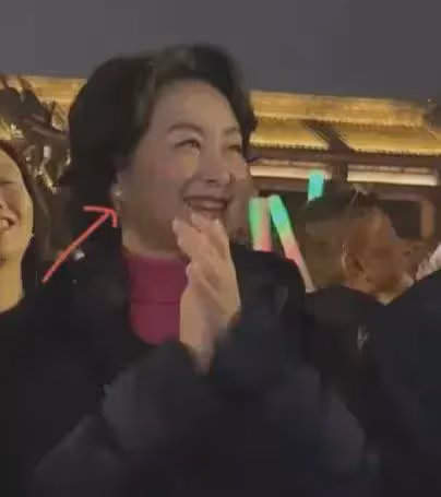 何超瓊近照：現身貴州畢節，與眾人唱奢香夫人，佩戴耳環引發熱議