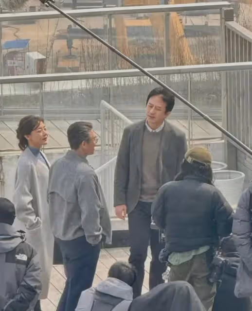 45歲鄧超和李乃文上海拍戲，風吹暴露禿頂，明星也逃不開禿頂煩惱