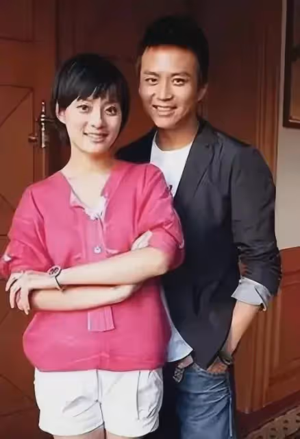 45歲鄧超和李乃文上海拍戲，風吹暴露禿頂，明星也逃不開禿頂煩惱
