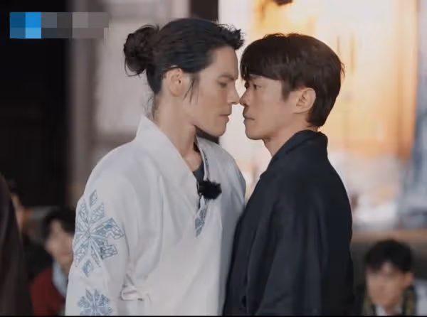 向佐試戲突「嘟嘴親吻」張棟樑嚇傻後退! 網笑翻:放開這個男人