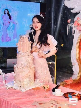 伊能靜開箱「破百萬粉色名牌包」 掀兩派爭議…遭網批:不保值