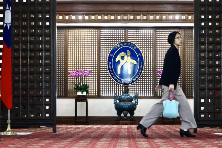 羅智強諷蔡政府任用肥貓駐外　外交部反擊：彈性進用發揮最大戰力