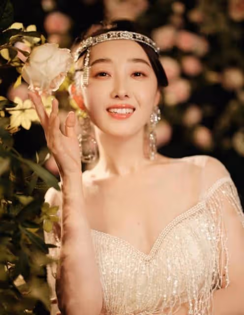 蔣夢婕:性感韻味的魅力女神。飽滿性感太有韻味了!
